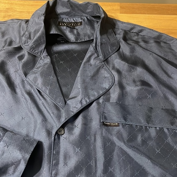 PERRY ELLIS ⭐️ 100%silk pajama top - Picture 3 of 7